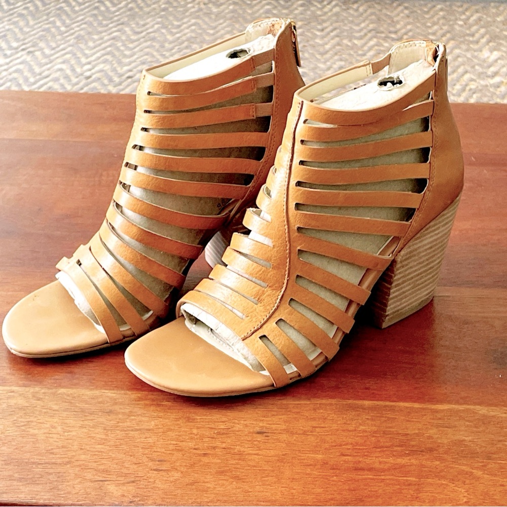 Isolá Ianna Sandal in Sand, size 8.5 - like new